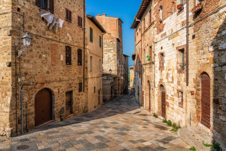 Foto de El pintoresco pueblo de Colle Val D 'Elsa en un soleado día de verano. Provincia de Siena, Toscana, Italia - Imagen libre de derechos