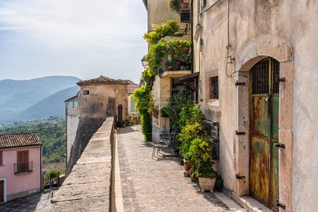 Téléchargez les photos : Le village pittoresque de Fornelli, par un après-midi d'été ensoleillé, dans la province d'Isernia, Molise, Italie. - en image libre de droit