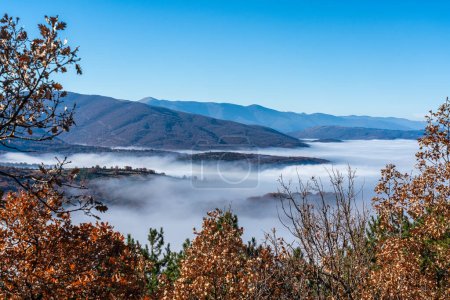 Foto de Hermoso paisaje de niebla en el Parque Nacional de los Abruzos, cerca del pueblo de Gioia dei Marsi. Abruzos, Italia. - Imagen libre de derechos