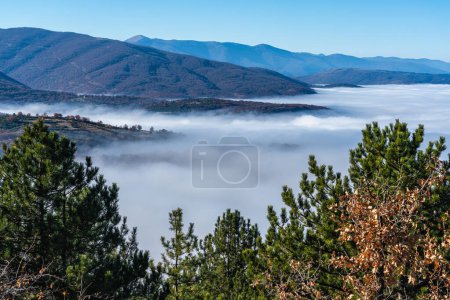 Téléchargez les photos : Beau paysage brumeux dans le parc national des Abruzzes près du village de Gioia dei Marsi. Abruzzes, Italie. - en image libre de droit