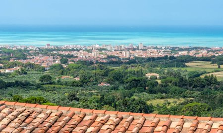 Foto de Vista panorámica en el pueblo de Rosignano Marittimo, en la provincia de Livorno, Toscana, Italia. - Imagen libre de derechos