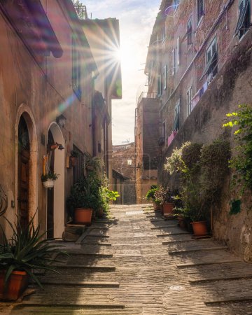 Foto de Vista panorámica en el pueblo de Campiglia Marittima, en una soleada tarde de verano. En la provincia de Livorno, en la región de Toscana de Italia. - Imagen libre de derechos