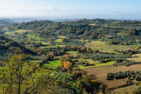 Vue panoramique depuis Casperia, village rural médiéval dans la province de Rieti, Latium (Italie)
)
