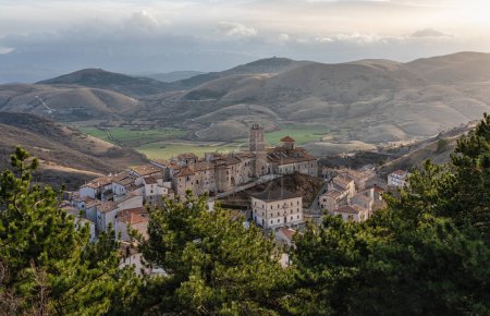 Das schöne Dorf Castel del Monte, Nationalpark Gran Sasso e Monti della Laga, in der Provinz L 'Aquila, Abruzzen, Mittelitalien.