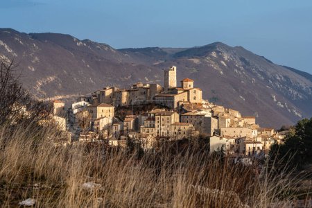 El hermoso pueblo de Castel del Monte, Parque Nacional Gran Sasso e Monti della Laga, en la provincia de L 'Aquila, Abruzos, centro de Italia.