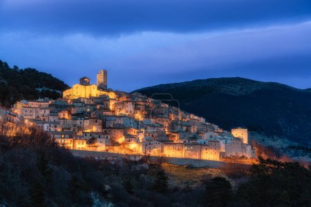 El hermoso pueblo de Castel del Monte iluminado por la noche, en la provincia de L 'Aquila, Abruzos, centro de Italia.