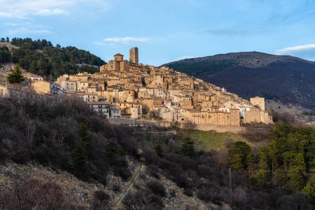 Le beau village de Castel del Monte, Gran Sasso e Monti della Laga National Park, dans la province de L'Aquila, Abruzzes, Italie centrale.
