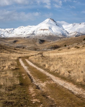 Wunderschöner Winterpanorama im Nationalpark Gran Sasso e Monti della Laga. Abruzzen, Mittelitalien.