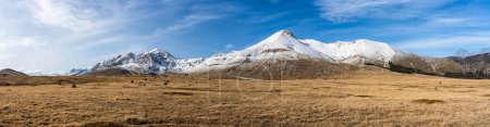 Wunderschöner Winterpanorama im Nationalpark Gran Sasso e Monti della Laga. Abruzzen, Mittelitalien.