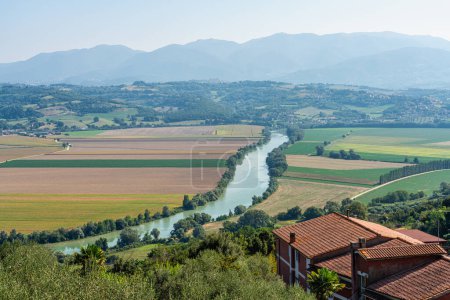 Schöne Aussicht über das Tibertal vom schönen Dorf Ponzano Romano, Provinz Rom, Latium, Italien.