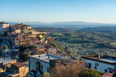 Téléchargez les photos : Vue panoramique du village de Sant'Oreste, dans la province de Rome, Latium, Italie. - en image libre de droit