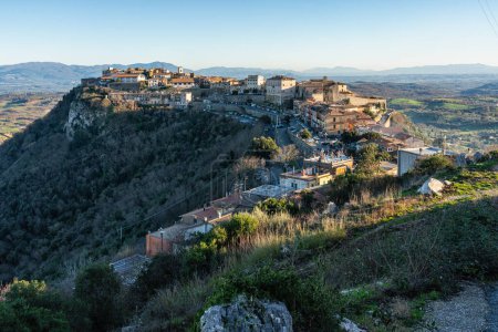 Blick auf das Dorf Sant 'Oreste in der Provinz Rom, Latium, Italien.