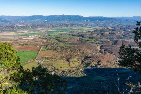 Foto de Vista panorámica del monte Soratte, cerca del pueblo de Sant 'Oreste, región del Lacio, Italia. - Imagen libre de derechos