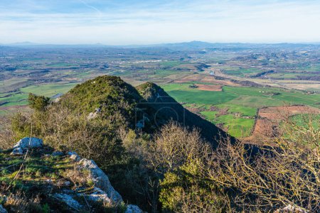 Foto de Vista panorámica del monte Soratte, cerca del pueblo de Sant 'Oreste, región del Lacio, Italia. - Imagen libre de derechos