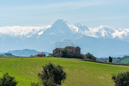 Vue panoramique à Mosciano Sant'Angelo, avec le Gran Sasso enneigé en arrière-plan. Province of Teramo, Abruzzes, Italie.