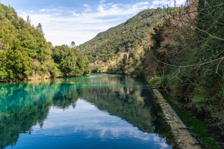 Téléchargez les photos : Vue idyllique sur la Mole di Narni, près du village de Stifone, Ombrie, Italie centrale. - en image libre de droit