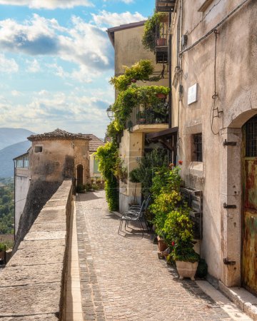 Das malerische Dorf Fornelli an einem sonnigen Sommernachmittag in der Provinz Isernia, Molise, Italien.