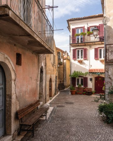 Le village pittoresque de Fornelli, par un après-midi d'été ensoleillé, dans la province d'Isernia, Molise, Italie.