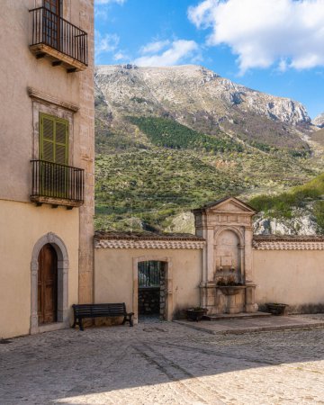 Vista panorámica en el pueblo de Barrea, provincia de L 'Aquila en la región de Abruzos de Italia.