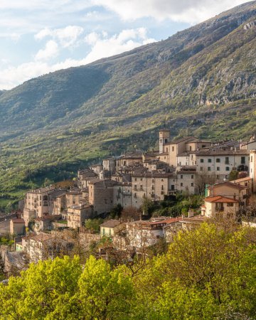 Vista panorámica en el pueblo de Barrea, provincia de L 'Aquila en la región de Abruzos de Italia.