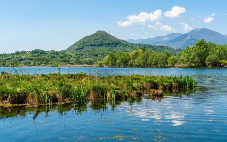 Vista idílica de la Reserva Natural del Lago Posta Fibreno. En la provincia de Frosinone, Lazio, Italia.