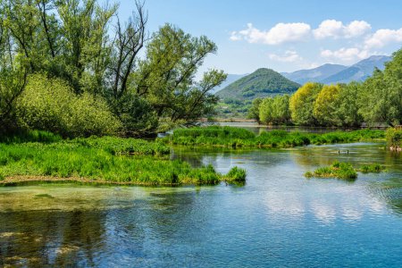 Téléchargez les photos : Vue idyllique sur la réserve naturelle du lac Posta Fibreno. Dans la province de Frosinone, Latium, Italie. - en image libre de droit
