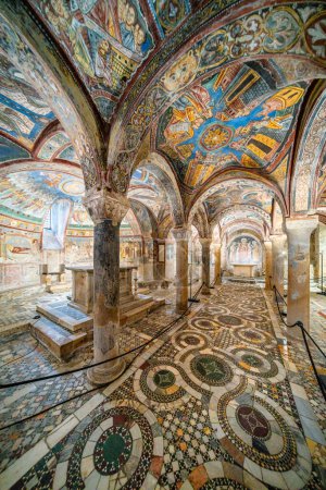Téléchargez les photos : Vue intérieure dans la merveilleuse crypte de la cathédrale d'Anagni. Dans la province de Frosinone, Latium, Italie centrale. 24 juillet 2023 - en image libre de droit