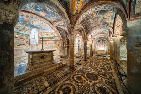 Téléchargez les photos : Vue intérieure dans la merveilleuse crypte de la cathédrale d'Anagni. Dans la province de Frosinone, Latium, Italie centrale. 24 juillet 2023 - en image libre de droit