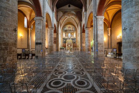 Téléchargez les photos : Vue intérieure dans la merveilleuse cathédrale d'Anagni, province de Frosinone, Latium, Italie centrale. 24 juillet 2023 - en image libre de droit