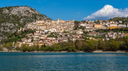 Foto de Vista panorámica en el pueblo de Barrea, provincia de L 'Aquila en la región de Abruzos de Italia. - Imagen libre de derechos
