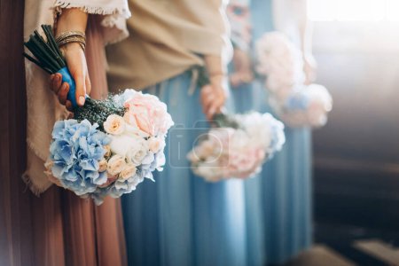 Téléchargez les photos : Bridesmaids at wedding with bouquets in hands. girls hold bouquets in their hands - en image libre de droit