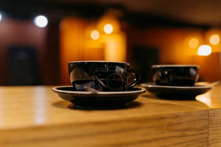 Téléchargez les photos : Two cups of coffee on the table in cafe - en image libre de droit