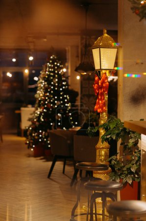 Téléchargez les photos : Christmas decoration of the restaurant. New Year's interior of the cafe. - en image libre de droit