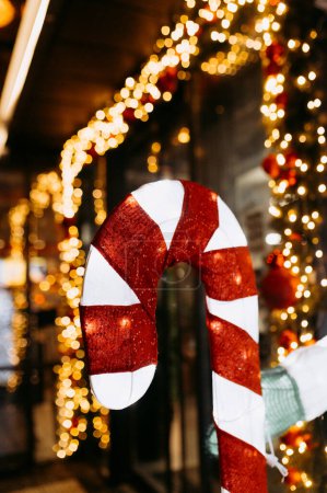 Téléchargez les photos : Christmas decoration of the restaurant. Christmas decoration. Christmas lollipop at dinner - en image libre de droit