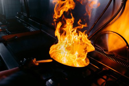 Fuego en la cocina. cocina infierno