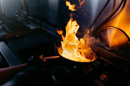 Téléchargez les photos : Fire in the kitchen. hell kitchen - en image libre de droit