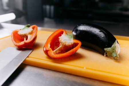 Foto de Cutting fresh red pepper into strips. cutting vegetables - Imagen libre de derechos