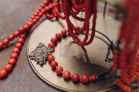 Téléchargez les photos : Traditional Ukrainian red coral. Ukrainian ancient necklace with an icon. - en image libre de droit