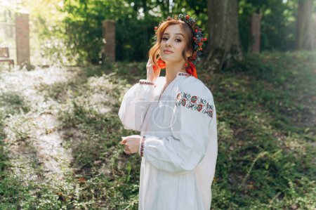 Téléchargez les photos : A girl in traditional Ukrainian clothes in nature - en image libre de droit