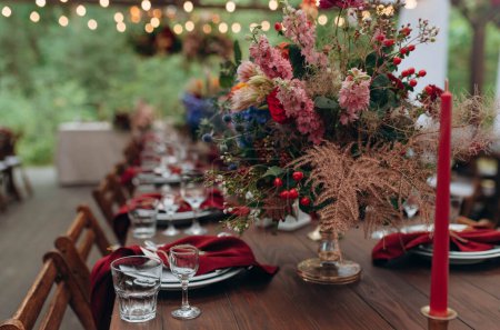 Téléchargez les photos : Beautiful flowers decorated on the table.Tables set for an event party or wedding reception. luxury elegant table setting dinner in a restaurant. - en image libre de droit