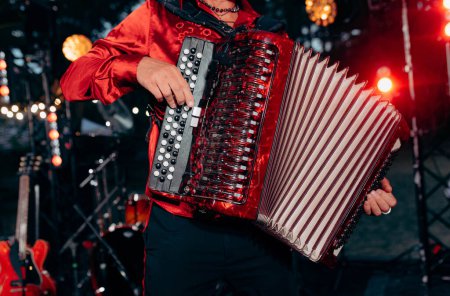 Téléchargez les photos : The musician plays the accordion. A hand plays the accordion close-up. Accordion. - en image libre de droit