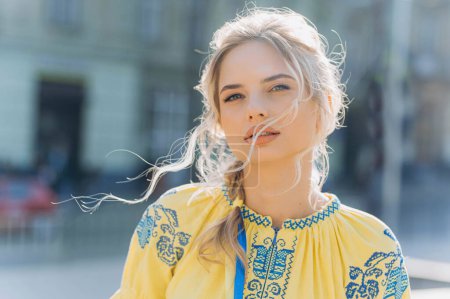 Téléchargez les photos : Une jeune fille se tient dans une robe nationale ukrainienne brodée ethnique par une journée ensoleillée. - en image libre de droit
