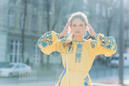 Foto de Una joven está de pie en un vestido bordado étnico nacional ucraniano en un día soleado. - Imagen libre de derechos