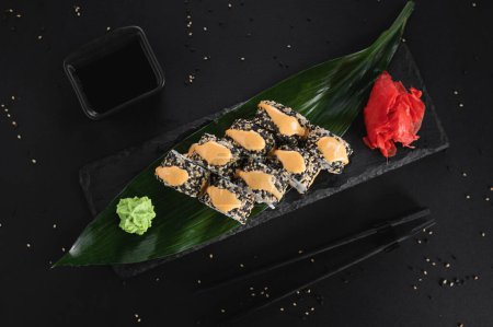 Foto de Sushi roll sushi con queso crema, sésamo. Cocina japonesa - Imagen libre de derechos