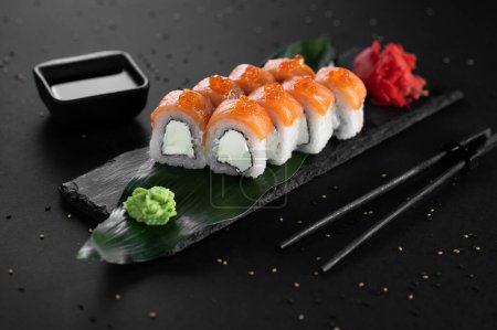 Foto de Filadelfia rollo de sushi con salmón, anguila ahumada, pepino, aguacate, queso crema, caviar rojo.. - Imagen libre de derechos