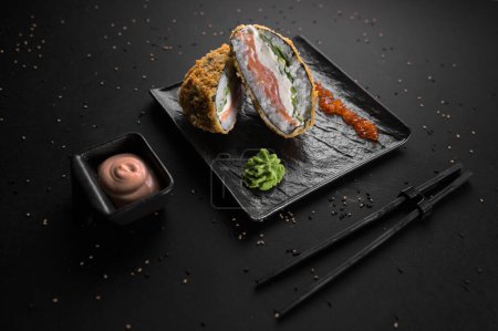 Foto de Hamburguesa de arroz frito caliente. Concepto de cocina asiática. Hamburguesa japonesa de sushi - Imagen libre de derechos
