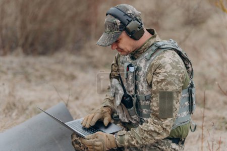 Foto de Un soldado trabaja en su portátil. - Imagen libre de derechos