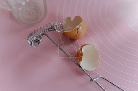 Foto de Huevos rotos en dos mitades sobre un fondo blanco. - Imagen libre de derechos