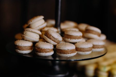 Téléchargez les photos : Macarons Gâteaux à la crème sur une assiette. Table avec des bonbons, dessert. - en image libre de droit