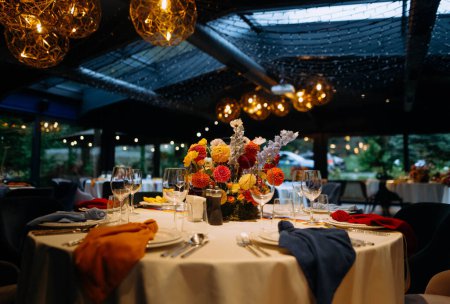 Téléchargez les photos : Lieu pour une réception de mariage avec décor, accent sélectif sur les tables et le décor - en image libre de droit